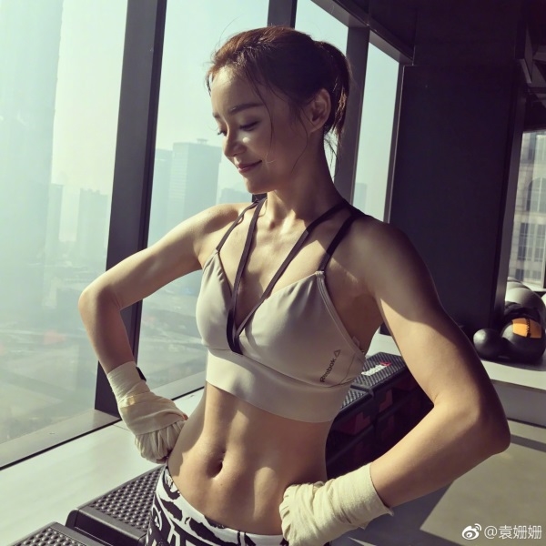 Những sao nữ Cbiz sở hữu thân hình vạn người mê