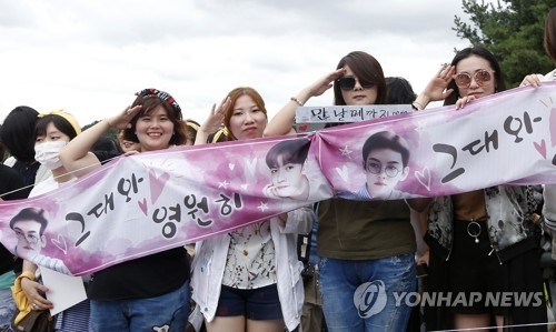 Ji Chang Wook nhập ngũ trong sự chờ đón nồng nhiệt của fan