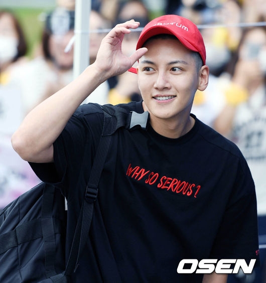 Ji Chang Wook nhập ngũ trong sự chờ đón nồng nhiệt của fan