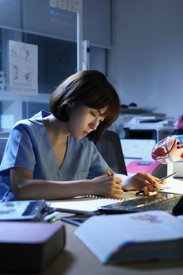 Phim y học mới của Ha Ji Won tung loạt hình nhân vật đẹp nên thơ