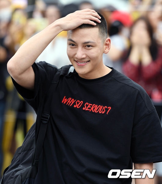 Ji Chang Wook nhập ngũ trong sự chờ đón nồng nhiệt của fan