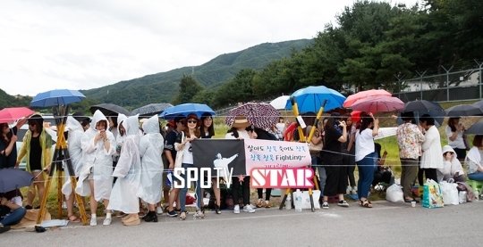 Ji Chang Wook nhập ngũ trong sự chờ đón nồng nhiệt của fan