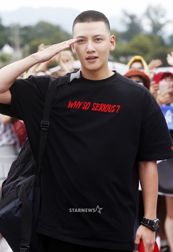 Ji Chang Wook nhập ngũ trong sự chờ đón nồng nhiệt của fan