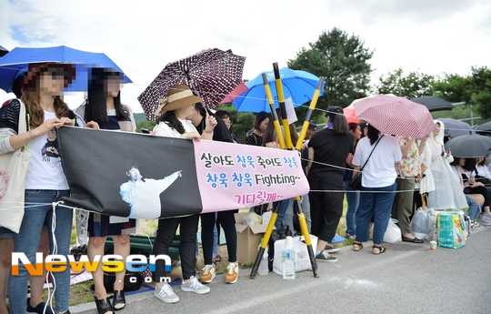 Ji Chang Wook nhập ngũ trong sự chờ đón nồng nhiệt của fan