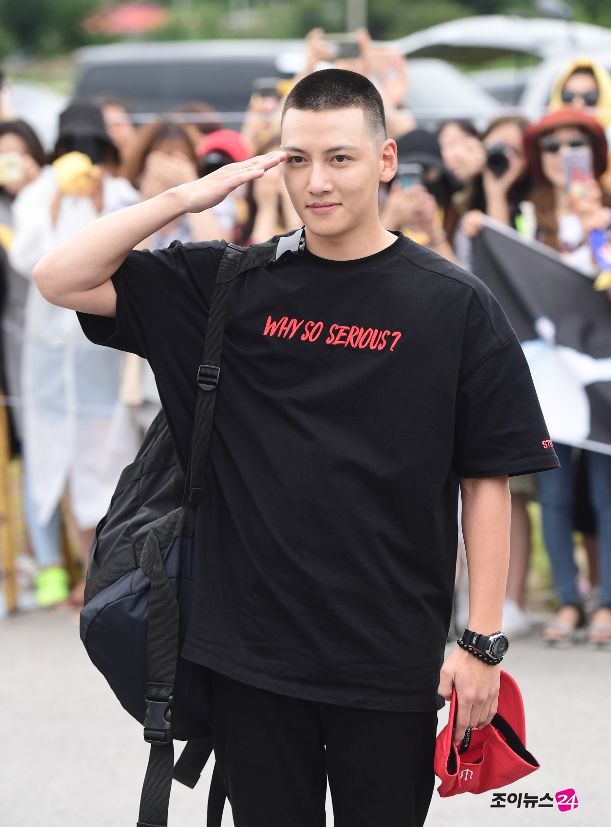 Ji Chang Wook nhập ngũ trong sự chờ đón nồng nhiệt của fan
