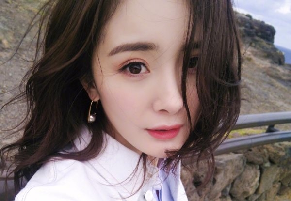 Những kiểu tạo dáng chụp ảnh hot của dàn sao hàng đầu Hoa ngữ