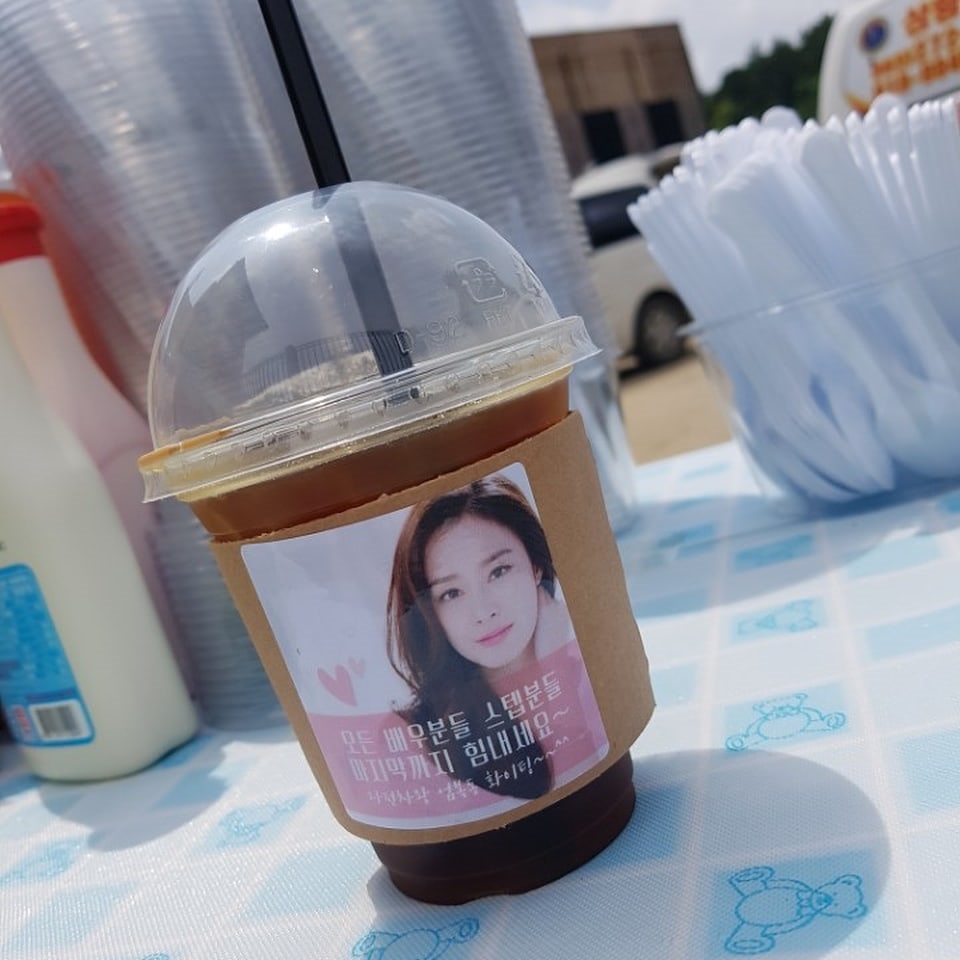 Kim Tae Hee gửi xe cà phê tới phim trường ủng hộ ông xã Bi Rain