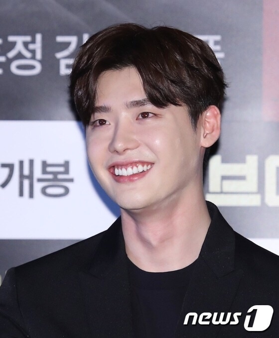 Lee Jong Suk cute lạc lối thu hút mọi ánh nhìn tại họp báo movie mới