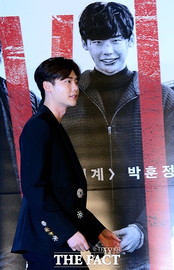Lee Jong Suk cute lạc lối thu hút mọi ánh nhìn tại họp báo movie mới