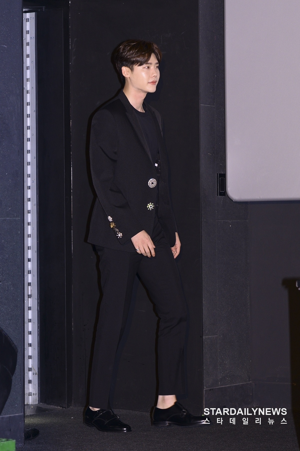Lee Jong Suk cute lạc lối thu hút mọi ánh nhìn tại họp báo movie mới