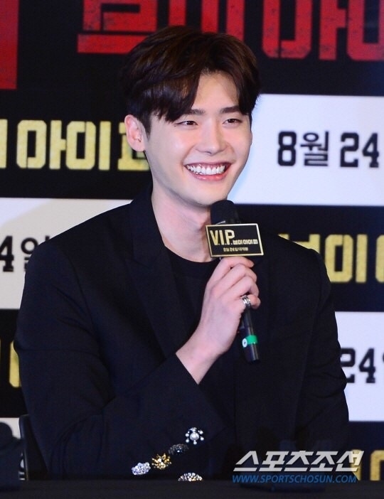 Lee Jong Suk cute lạc lối thu hút mọi ánh nhìn tại họp báo movie mới