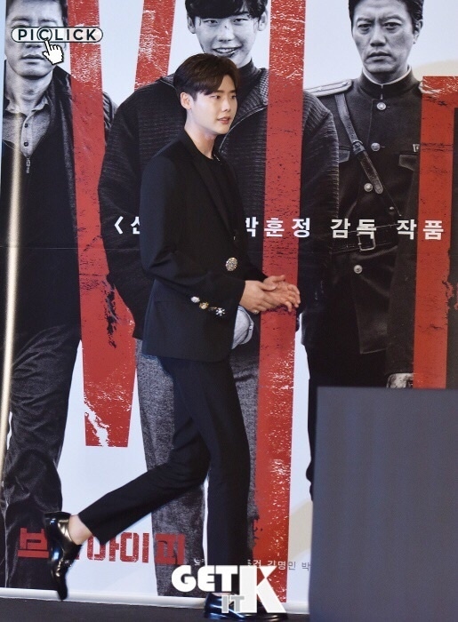 Lee Jong Suk cute lạc lối thu hút mọi ánh nhìn tại họp báo movie mới