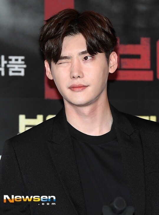 Lee Jong Suk cute lạc lối thu hút mọi ánh nhìn tại họp báo movie mới