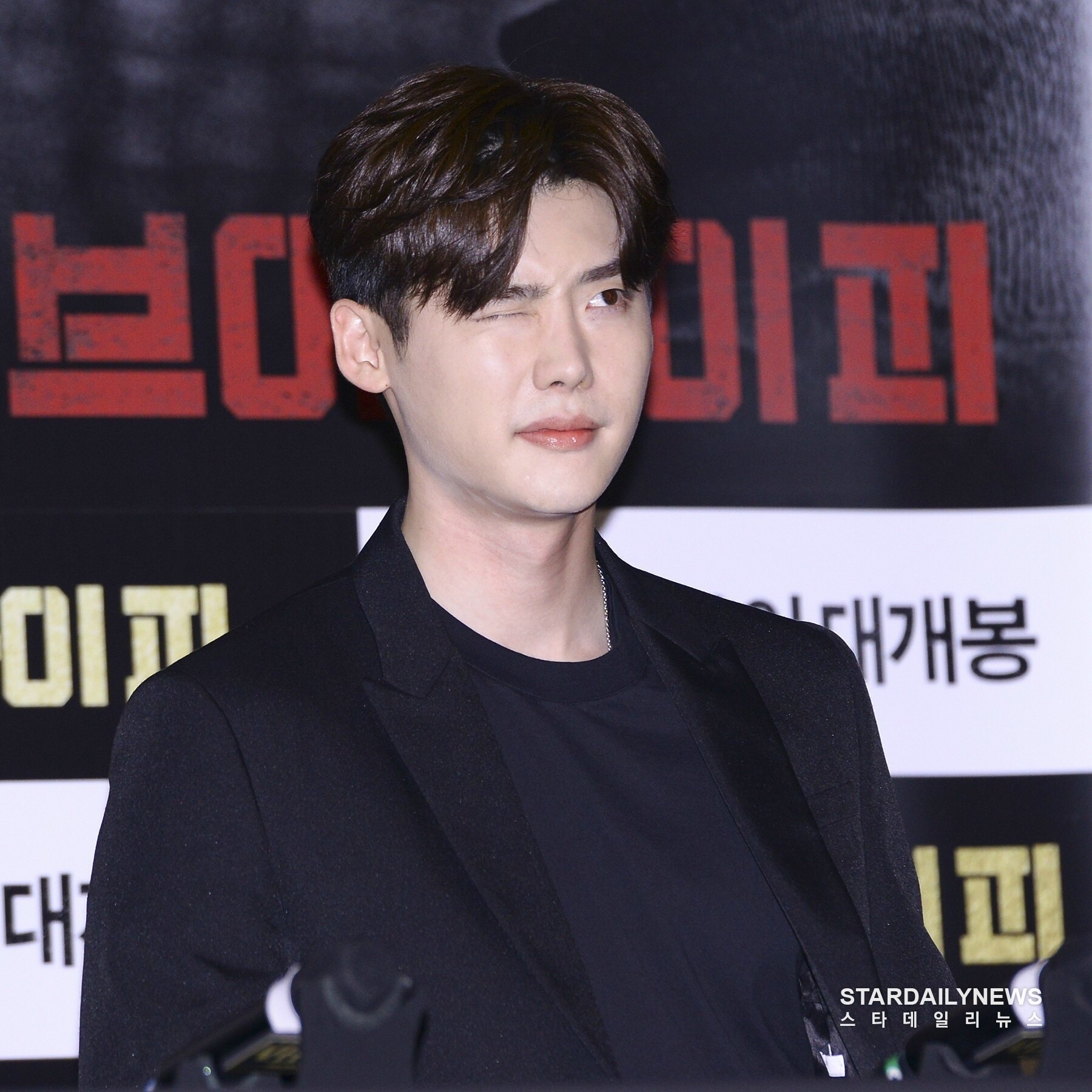 Lee Jong Suk cute lạc lối thu hút mọi ánh nhìn tại họp báo movie mới