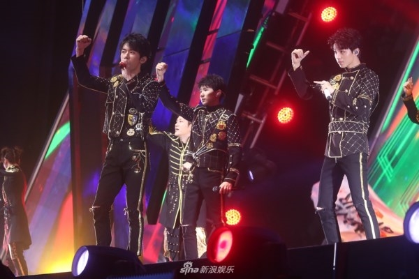 TFBoys lao đao vì bị tố sao chép vũ đạo của ca sĩ nổi tiếng Hàn Quốc