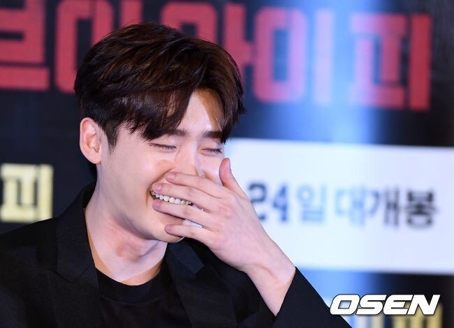 Lee Jong Suk cute lạc lối thu hút mọi ánh nhìn tại họp báo movie mới