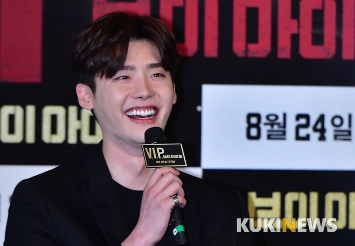 Lee Jong Suk cute lạc lối thu hút mọi ánh nhìn tại họp báo movie mới