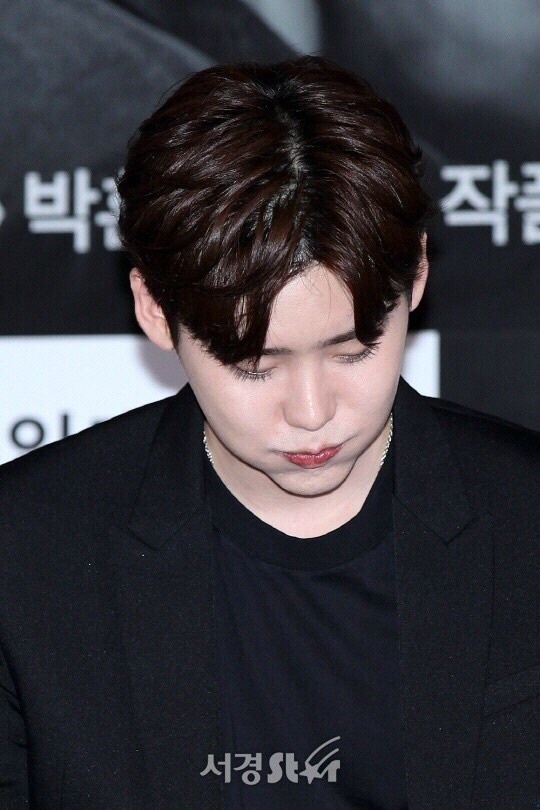 Lee Jong Suk cute lạc lối thu hút mọi ánh nhìn tại họp báo movie mới
