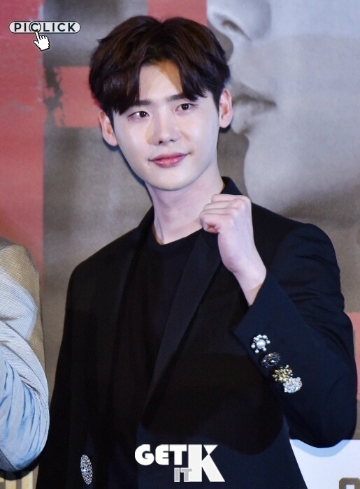 Lee Jong Suk cute lạc lối thu hút mọi ánh nhìn tại họp báo movie mới