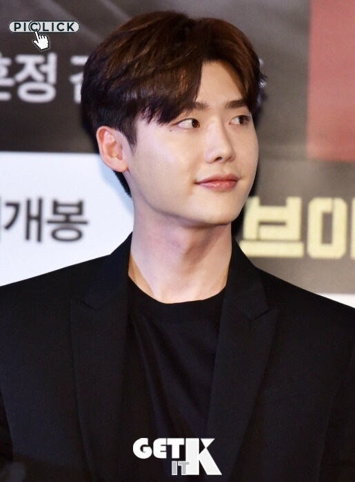 Lee Jong Suk cute lạc lối thu hút mọi ánh nhìn tại họp báo movie mới