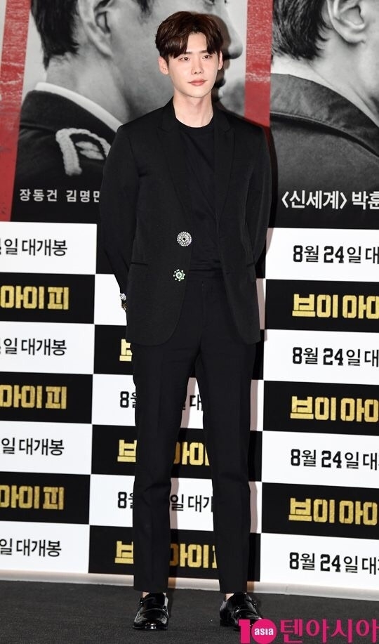 Lee Jong Suk cute lạc lối thu hút mọi ánh nhìn tại họp báo movie mới