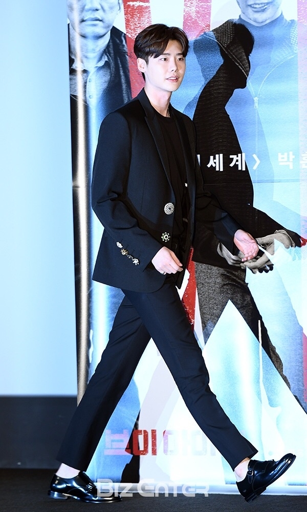 Lee Jong Suk cute lạc lối thu hút mọi ánh nhìn tại họp báo movie mới