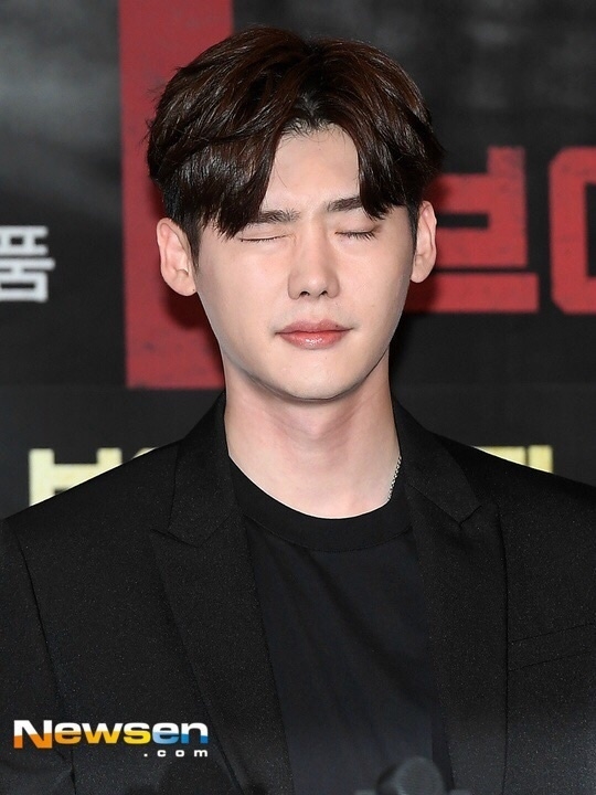 Lee Jong Suk cute lạc lối thu hút mọi ánh nhìn tại họp báo movie mới
