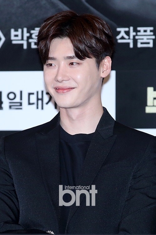 Lee Jong Suk cute lạc lối thu hút mọi ánh nhìn tại họp báo movie mới