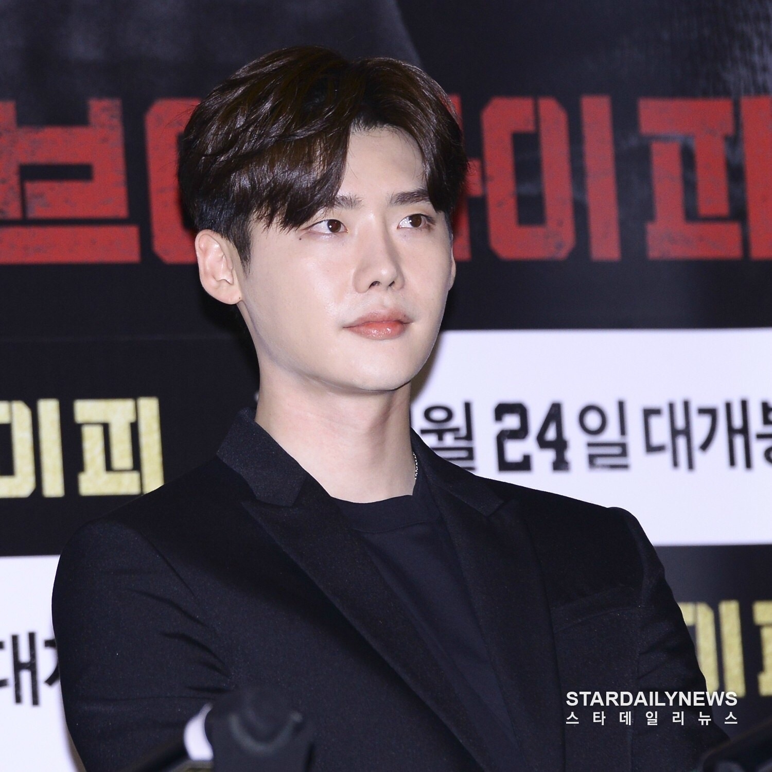 Lee Jong Suk cute lạc lối thu hút mọi ánh nhìn tại họp báo movie mới