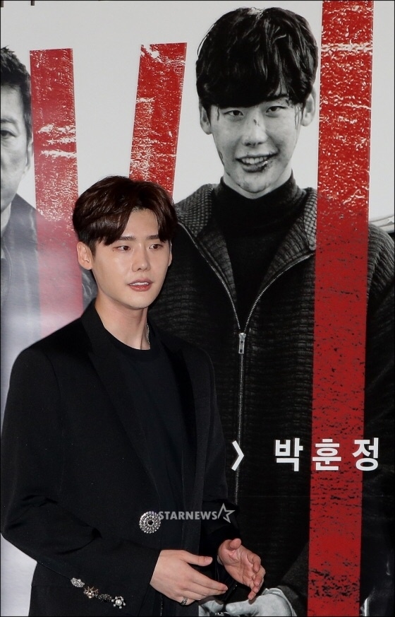 Lee Jong Suk cute lạc lối thu hút mọi ánh nhìn tại họp báo movie mới