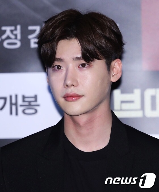 Lee Jong Suk cute lạc lối thu hút mọi ánh nhìn tại họp báo movie mới