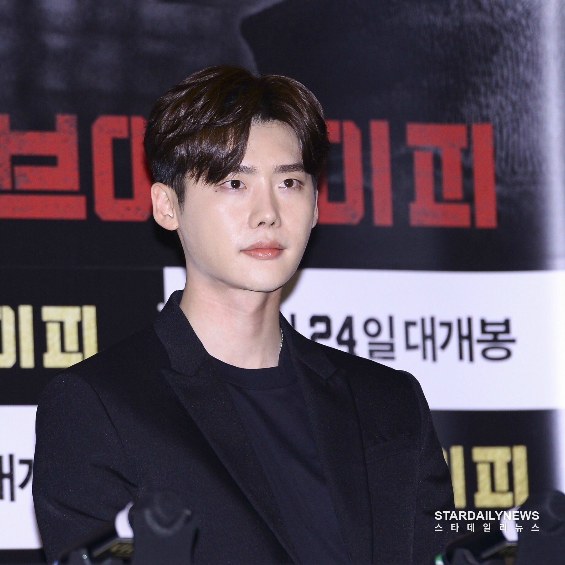 Lee Jong Suk cute lạc lối thu hút mọi ánh nhìn tại họp báo movie mới