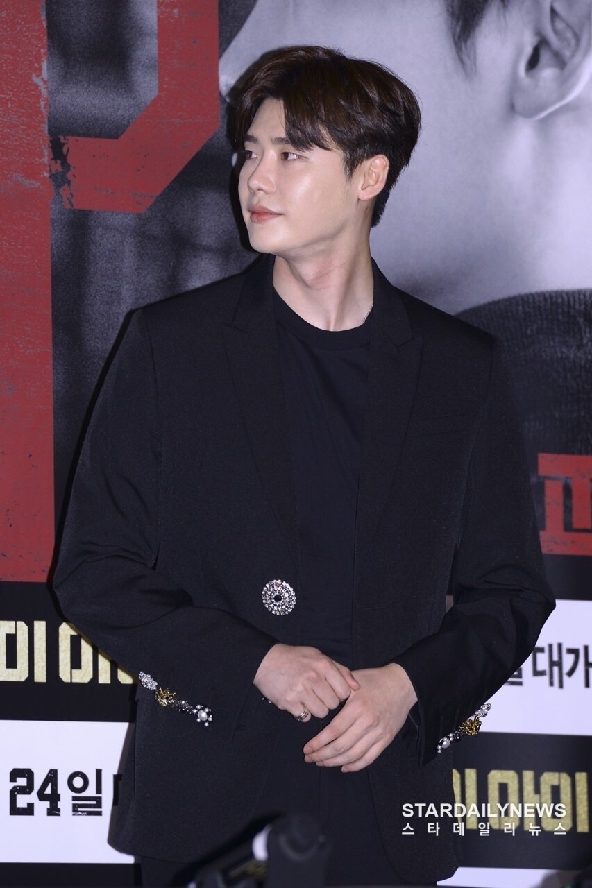 Lee Jong Suk cute lạc lối thu hút mọi ánh nhìn tại họp báo movie mới