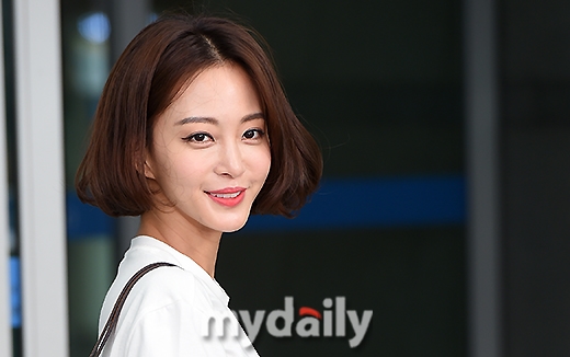 Han Ye Seul khoe vẻ đẹp nữ thần ở sân bay lên đường đi quay phim mới