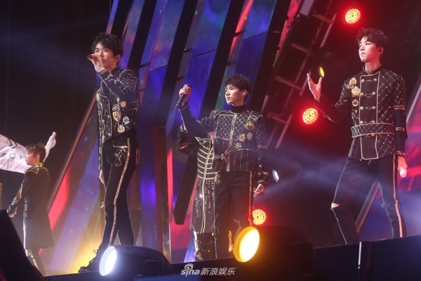 TFBoys lao đao vì bị tố sao chép vũ đạo của ca sĩ nổi tiếng Hàn Quốc