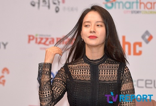 'Cô ngố' Song Ji Hyo 'tươi không cần tưới' đi dự sự kiện