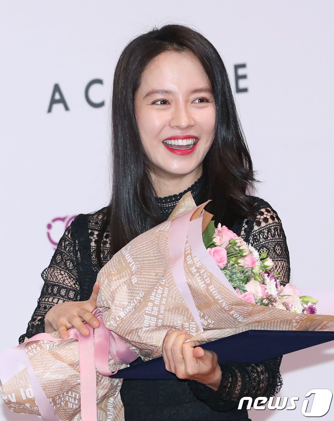 'Cô ngố' Song Ji Hyo 'tươi không cần tưới' đi dự sự kiện
