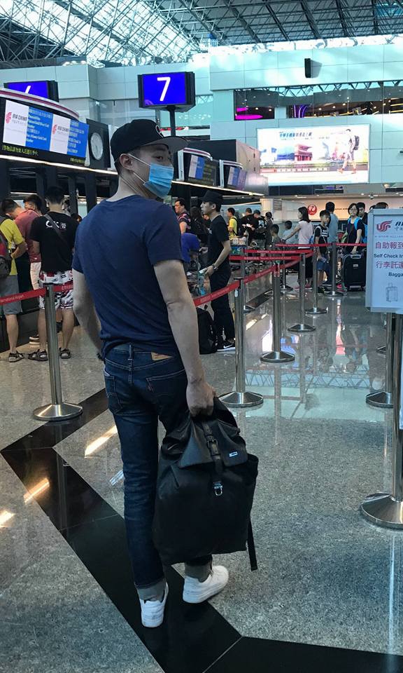 Sao Hoa Ngữ và muôn kiểu 'trùm kín mít' ở sân bay
