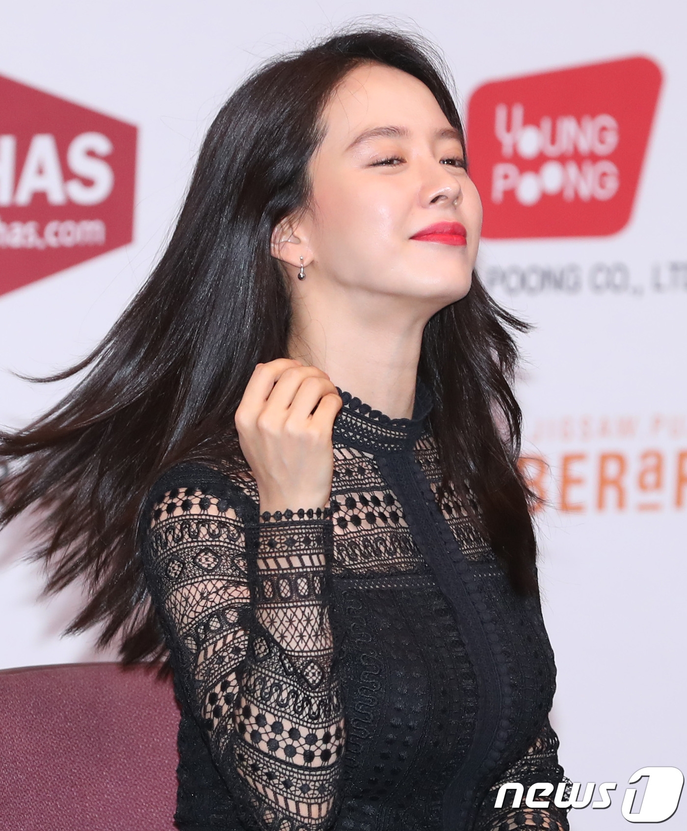 'Cô ngố' Song Ji Hyo 'tươi không cần tưới' đi dự sự kiện