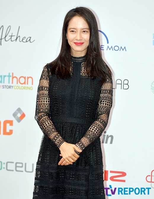'Cô ngố' Song Ji Hyo 'tươi không cần tưới' đi dự sự kiện