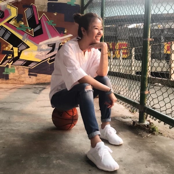 'Thiếu nữ đôi mươi' Lâm Tâm Như dẻo dai, rạng ngời ở sân bóng rổ