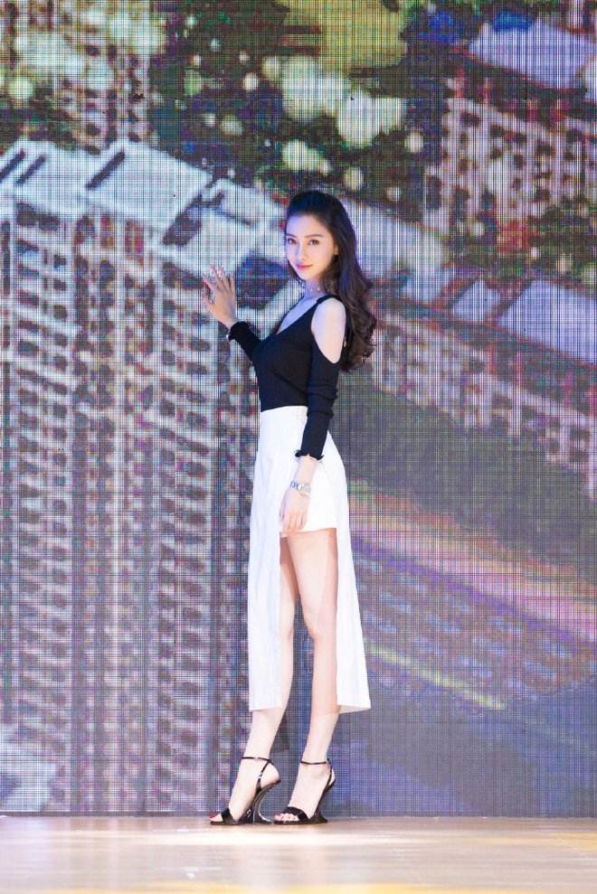 Mỹ nhân Hoa ngữ nào xinh đẹp và sang trọng nhất cùng đầm xẻ tà?