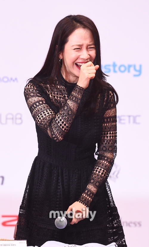 'Cô ngố' Song Ji Hyo 'tươi không cần tưới' đi dự sự kiện