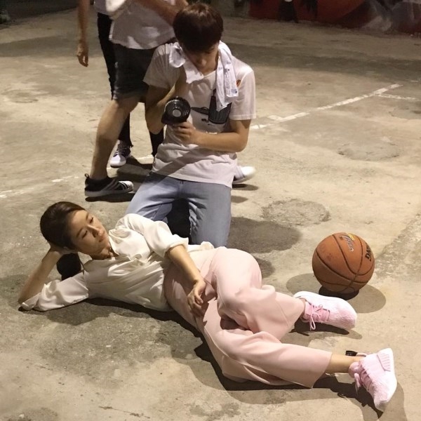 'Thiếu nữ đôi mươi' Lâm Tâm Như dẻo dai, rạng ngời ở sân bóng rổ