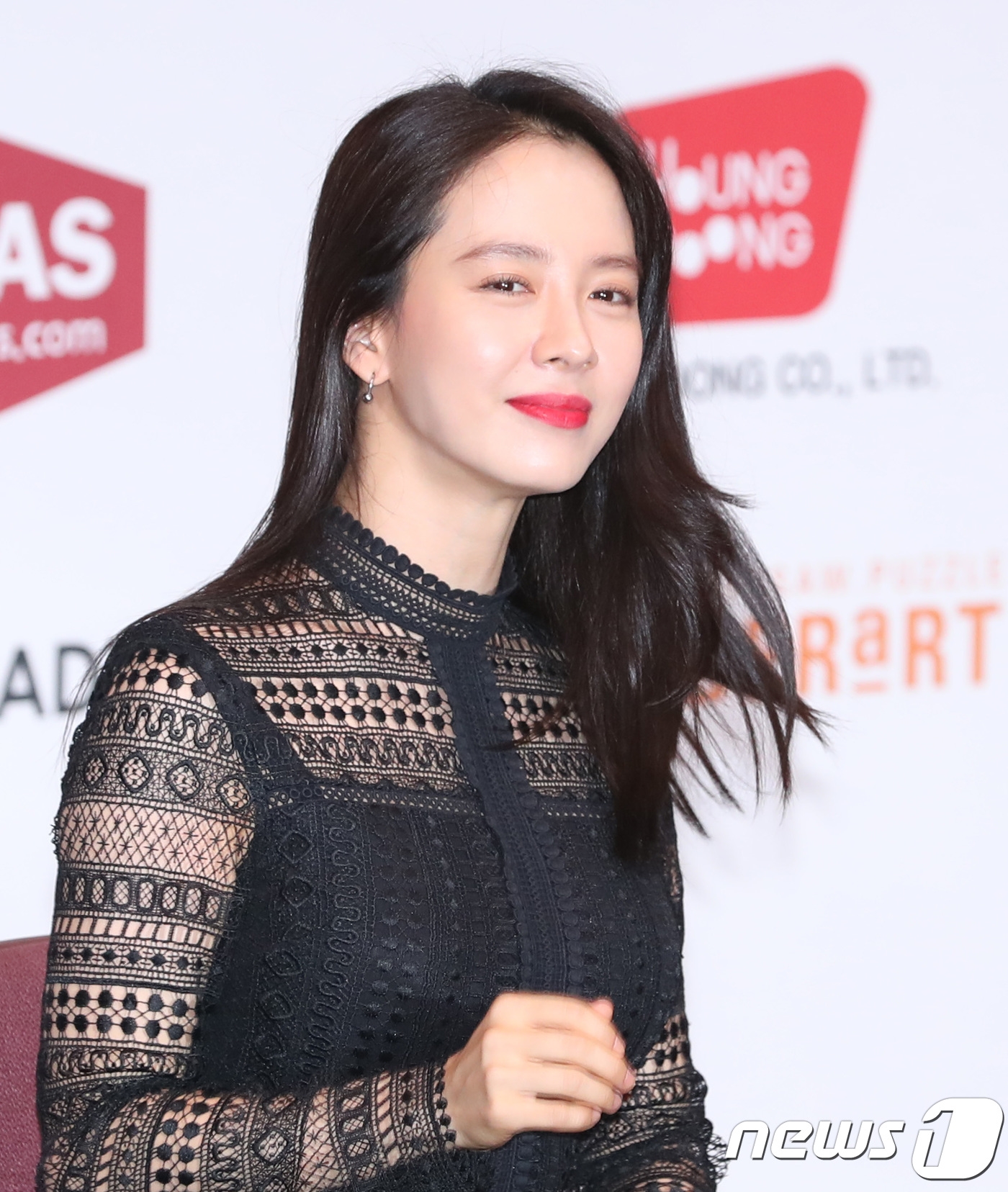 'Cô ngố' Song Ji Hyo 'tươi không cần tưới' đi dự sự kiện