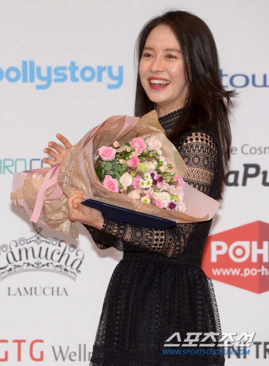 'Cô ngố' Song Ji Hyo 'tươi không cần tưới' đi dự sự kiện