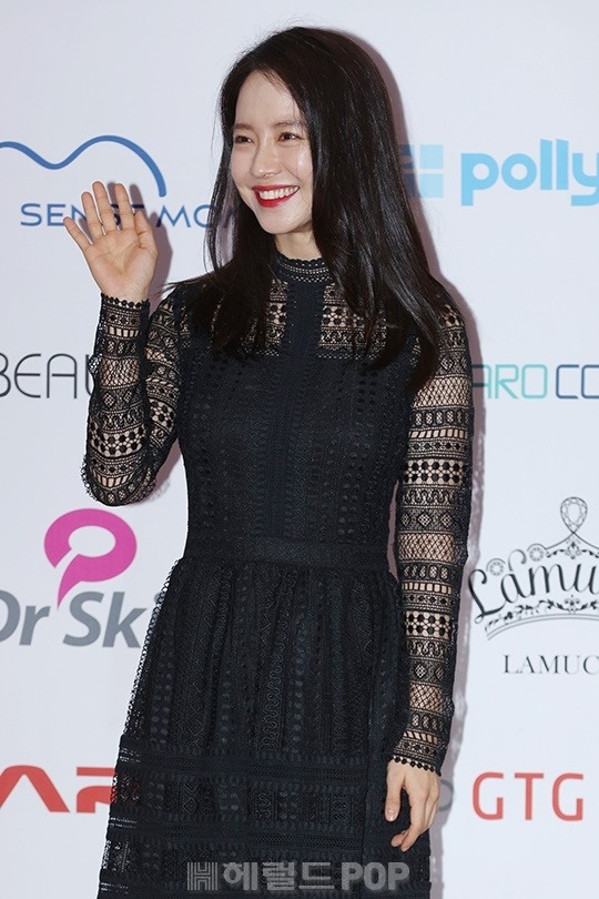 'Cô ngố' Song Ji Hyo 'tươi không cần tưới' đi dự sự kiện