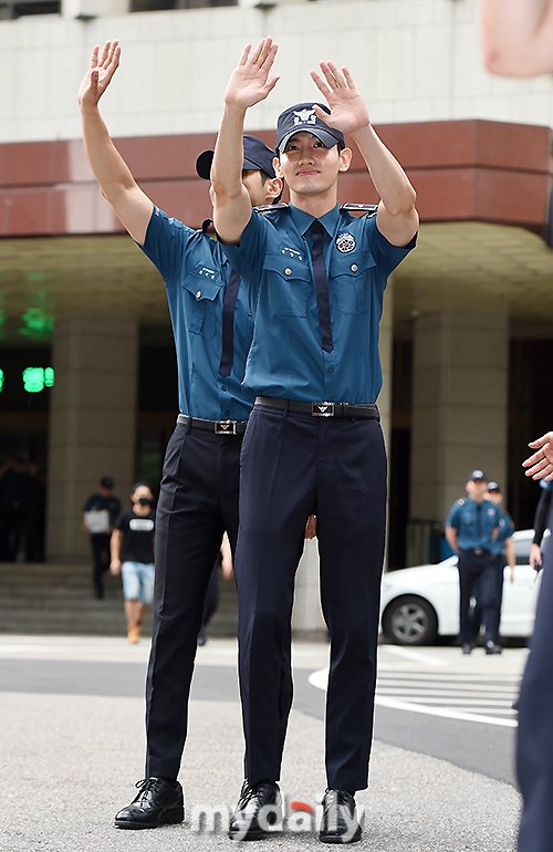 Ngày này đã đến, chào mừng Choi Si Won và Shim Chang Min xuất ngũ