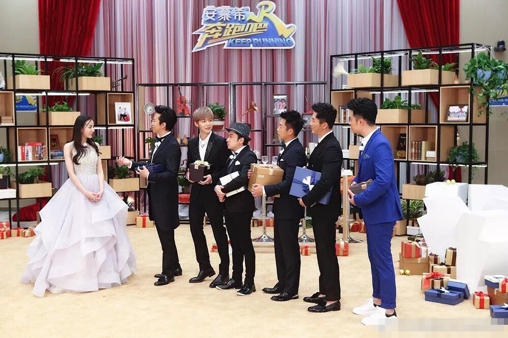 Địch Lệ Nhiệt Ba tham gia Running man mùa 5.