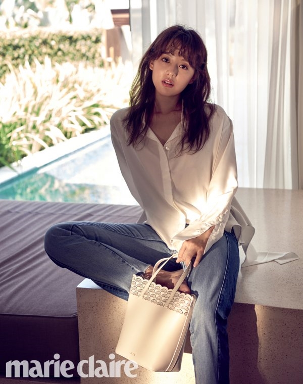 Kim Ji Won khoe vẻ đẹp sang trọng và sức hút riêng trên tạp chí mới